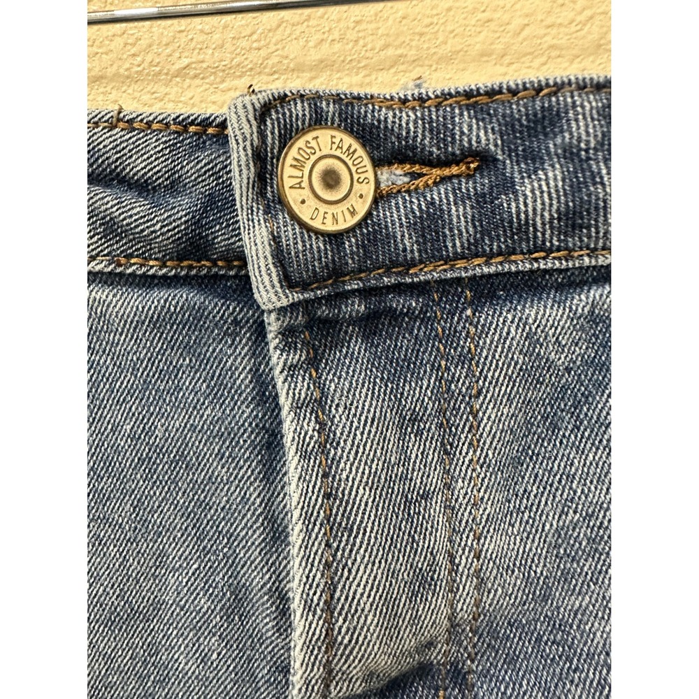 Almost Famous Womens Medium Wash Frayed Raw Hem Denim Jean Shorts Size 5 - Picture 2 of 4
